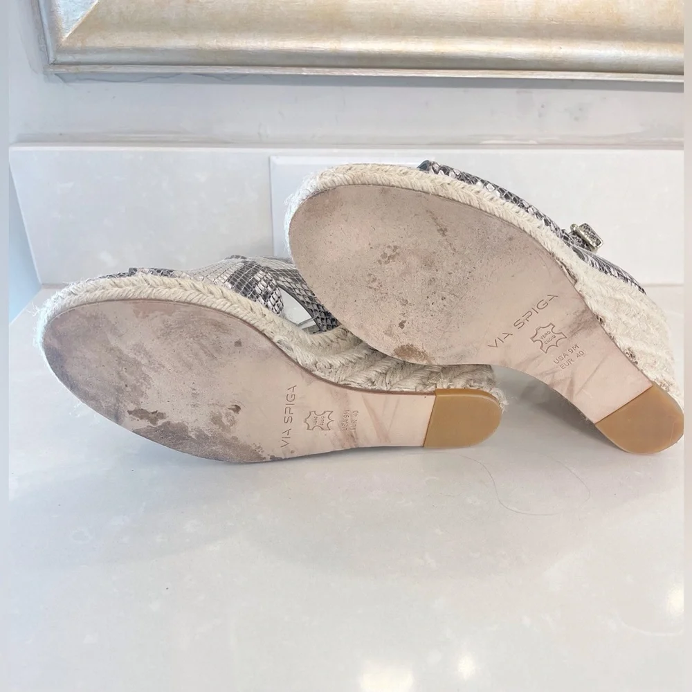 Via Spiga Snake Skin Leather wedge Samdals Size 9M Gray and black